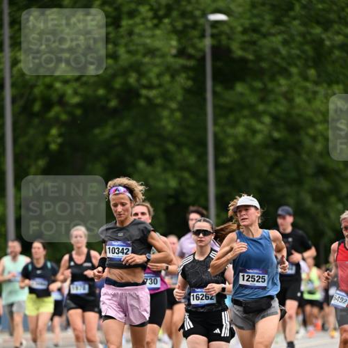 29.06.2025 - hella hamburg halbmarathon Dr. Thomas Lammeyer http://msf.ph/oto/8439548 29.06.2025 10:56:36 Kennedybrücke 1369, 1978, 1997, 3140, 3645, 4087, 4273, 4815, 5262, 5291, 6406, 6671, 6885, 6961, 6985, 7691, 7737, 7841, 8194, 8196, 8672, 9068, 9070, 9220, 9582, 9583, 9594, 9673, 9730, 10296, 10342, 10496, 10928, 11084, 11126, 11127, 11297, 11375 meine-sportfotos.de