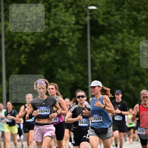 29.06.2025 - hella hamburg halbmarathon Dr. Thomas Lammeyer http://msf.ph/oto/8439559 29.06.2025 10:56:36 Kennedybrücke 1369, 1978, 1997, 3140, 3645, 4087, 4273, 4815, 5262, 5291, 6406, 6671, 6885, 6961, 6985, 7691, 7737, 7841, 8194, 8196, 8672, 9068, 9070, 9220, 9582, 9583, 9594, 9673, 9730, 10296, 10342, 10496, 10928, 11084, 11126, 11127, 11297, 11375 meine-sportfotos.de