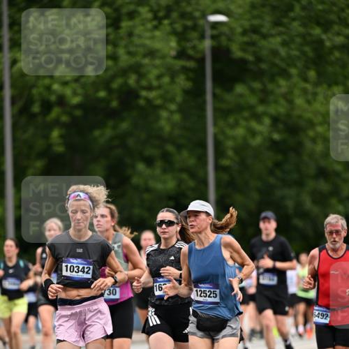 29.06.2025 - hella hamburg halbmarathon Dr. Thomas Lammeyer http://msf.ph/oto/8439568 29.06.2025 10:56:36 Kennedybrücke 1369, 1978, 1997, 3140, 3645, 4087, 4273, 4815, 5262, 5291, 6406, 6671, 6885, 6961, 6985, 7691, 7737, 7841, 8194, 8196, 8672, 9068, 9070, 9220, 9582, 9583, 9594, 9673, 9730, 10296, 10342, 10496, 10928, 11084, 11126, 11127, 11297, 11375 meine-sportfotos.de