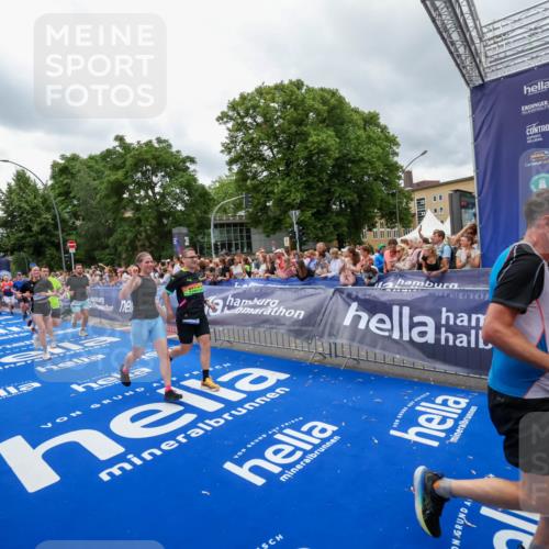 29.06.2025 - hella hamburg halbmarathon Zöllner http://msf.ph/oto/8439570 29.06.2025 10:55:44 Ziel 1120, 1143, 1834, 2955, 2982, 3037, 4897, 5021, 6924, 8255, 8618, 10212, 11039, 12483, 12515, 14365, 14909, 15896, 18064, 18190 meine-sportfotos.de