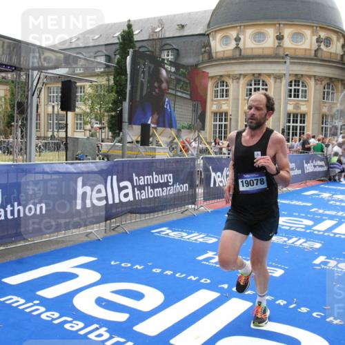 29.06.2025 - hella hamburg halbmarathon Michael Strokosch http://msf.ph/oto/8439577 29.06.2025 10:23:29 Ziel 35, 52, 9385, 17771, 19078 meine-sportfotos.de