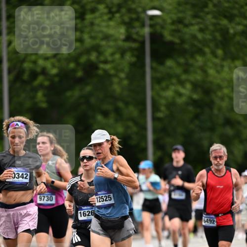 29.06.2025 - hella hamburg halbmarathon Dr. Thomas Lammeyer http://msf.ph/oto/8439587 29.06.2025 10:56:37 Kennedybrücke 1369, 1978, 3140, 3645, 4087, 4273, 4815, 5262, 5291, 6406, 6671, 6885, 6961, 6985, 7682, 7691, 7737, 8194, 8196, 8672, 9068, 9070, 9220, 9582, 9583, 9594, 9673, 9730, 10296, 10342, 10496, 10928, 11084, 11126, 11127, 11297, 11375 meine-sportfotos.de