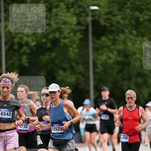 29.06.2025 - hella hamburg halbmarathon Dr. Thomas Lammeyer http://msf.ph/oto/8439592 29.06.2025 10:56:37 Kennedybrücke 1369, 1978, 3140, 3645, 4087, 4273, 4815, 5262, 5291, 6406, 6671, 6885, 6961, 6985, 7682, 7691, 7737, 8194, 8196, 8672, 9068, 9070, 9220, 9582, 9583, 9594, 9673, 9730, 10296, 10342, 10496, 10928, 11084, 11126, 11127, 11297, 11375 meine-sportfotos.de