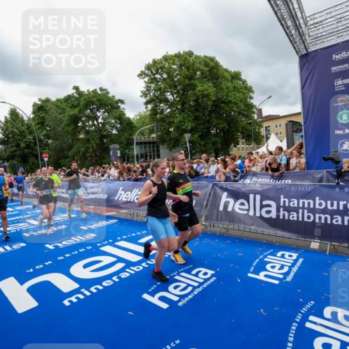 29.06.2025 - hella hamburg halbmarathon Zöllner http://msf.ph/oto/8439593 29.06.2025 10:55:44 Ziel 1120, 1143, 1834, 2955, 2982, 3037, 4897, 5021, 6924, 8255, 8618, 10212, 11039, 12483, 12515, 14365, 14909, 15896, 18064, 18190 meine-sportfotos.de