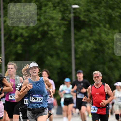 29.06.2025 - hella hamburg halbmarathon Dr. Thomas Lammeyer http://msf.ph/oto/8439605 29.06.2025 10:56:37 Kennedybrücke 1369, 1978, 3140, 3645, 4087, 4273, 4815, 5262, 5291, 6406, 6671, 6885, 6961, 6985, 7682, 7691, 7737, 8194, 8196, 8672, 9068, 9070, 9220, 9582, 9583, 9594, 9673, 9730, 10296, 10342, 10496, 10928, 11084, 11126, 11127, 11297, 11375 meine-sportfotos.de