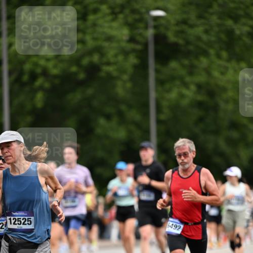 29.06.2025 - hella hamburg halbmarathon Dr. Thomas Lammeyer http://msf.ph/oto/8439624 29.06.2025 10:56:38 Kennedybrücke 1369, 1978, 3140, 3645, 4087, 4273, 4815, 5262, 5291, 6406, 6671, 6885, 6961, 6985, 7682, 7691, 7737, 8194, 8196, 8672, 9068, 9070, 9220, 9582, 9583, 9594, 9673, 9730, 10296, 10342, 10496, 10928, 11084, 11126, 11127, 11297, 11375 meine-sportfotos.de
