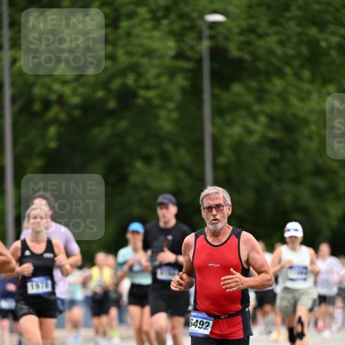 29.06.2025 - hella hamburg halbmarathon Dr. Thomas Lammeyer http://msf.ph/oto/8439640 29.06.2025 10:56:38 Kennedybrücke 1369, 1978, 3140, 3645, 4087, 4273, 4815, 5262, 5291, 6406, 6671, 6885, 6961, 6985, 7682, 7691, 7737, 8194, 8196, 8672, 9068, 9070, 9220, 9582, 9583, 9594, 9673, 9730, 10296, 10342, 10496, 10928, 11084, 11126, 11127, 11297, 11375 meine-sportfotos.de