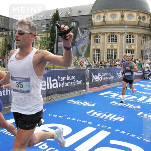 29.06.2025 - hella hamburg halbmarathon Michael Strokosch http://msf.ph/oto/8439665 29.06.2025 10:23:32 Ziel 35, 52, 9385, 16169, 17771 meine-sportfotos.de