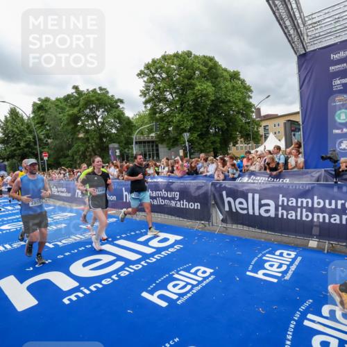29.06.2025 - hella hamburg halbmarathon Zöllner http://msf.ph/oto/8439668 29.06.2025 10:55:45 Ziel 1120, 1143, 1834, 2955, 2982, 4897, 5021, 6924, 7221, 8255, 8618, 10212, 11039, 12483, 12515, 14365, 14909, 15896, 18064, 18190 meine-sportfotos.de
