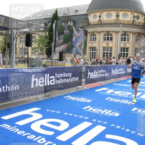 29.06.2025 - hella hamburg halbmarathon Michael Strokosch http://msf.ph/oto/8439749 29.06.2025 10:23:38 Ziel 7834, 16169 meine-sportfotos.de