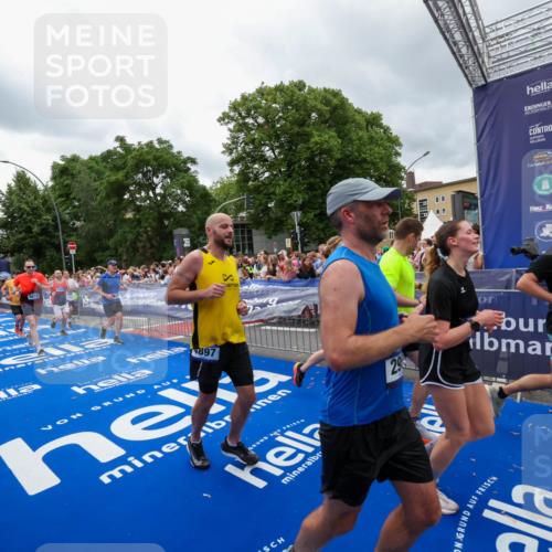 29.06.2025 - hella hamburg halbmarathon Zöllner http://msf.ph/oto/8439763 29.06.2025 10:55:46 Ziel 1120, 1143, 1834, 2955, 4897, 5021, 6569, 6924, 7221, 8255, 8618, 10212, 11039, 12483, 12515, 12858, 14365, 14909, 15896, 18064, 18190 meine-sportfotos.de