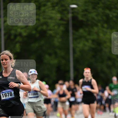 29.06.2025 - hella hamburg halbmarathon Dr. Thomas Lammeyer http://msf.ph/oto/8439817 29.06.2025 10:56:41 Kennedybrücke 1369, 1978, 2308, 3140, 3645, 4087, 4273, 4815, 5262, 5291, 6406, 6671, 6885, 6961, 6985, 7682, 7691, 7737, 8194, 8196, 8672, 9068, 9070, 9220, 9583, 9594, 9673, 9730, 10296, 10342, 10496, 10634, 10928, 11084, 11297, 11375 meine-sportfotos.de