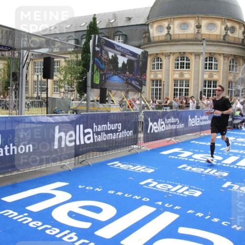 29.06.2025 - hella hamburg halbmarathon Michael Strokosch http://msf.ph/oto/8439841 29.06.2025 10:23:43 Ziel 5301, 7834, 9151 meine-sportfotos.de
