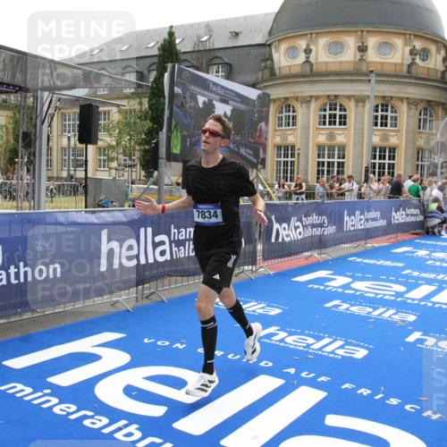 29.06.2025 - hella hamburg halbmarathon Michael Strokosch http://msf.ph/oto/8439893 29.06.2025 10:23:44 Ziel 5301, 7834, 9151 meine-sportfotos.de