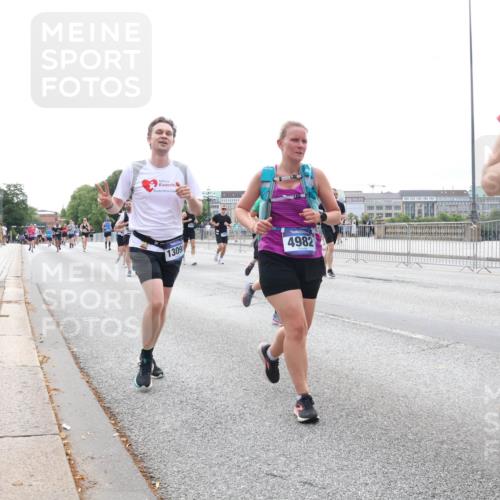 29.06.2025 - hella hamburg halbmarathon Lena Gebhardt http://msf.ph/oto/8439904 29.06.2025 10:29:14 Lombardsbrücke 1309, 4982, 159, 1230, 1518, 1557, 1661, 1869, 2688, 3179, 3311, 3717, 4161, 4349, 4362, 4373, 4834, 4982, 5167, 5249, 5250, 6285, 6345, 6725, 7169, 7449, 8048, 8812, 9714, 10068, 10198, 10322, 10641, 10808, 11249, 11792, 11803, 11989, 12099, 12404, 12442, 12958, 13090, 13382, 14205, 14644, 15143, 15452, 15453, 15952, 15955, 16659, 16662, 16673, 16676, 17496, 18298, 18299, 18414 meine-sportfotos.de