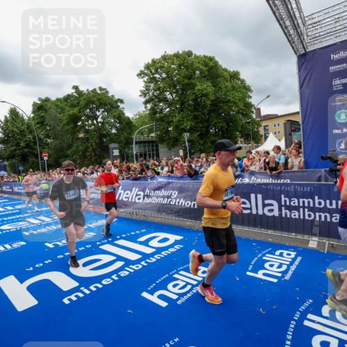 29.06.2025 - hella hamburg halbmarathon Zöllner http://msf.ph/oto/8439931 29.06.2025 10:55:50 Ziel 1179, 1834, 3256, 5021, 6569, 6924, 7221, 8255, 10212, 12483, 12858, 13474, 14365, 16401, 16434, 16786, 18125, 18190, 18867, 19047 meine-sportfotos.de