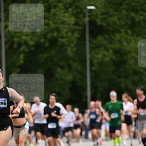 29.06.2025 - hella hamburg halbmarathon Dr. Thomas Lammeyer http://msf.ph/oto/8439981 29.06.2025 10:56:44 Kennedybrücke 1369, 1978, 2308, 2593, 3140, 3645, 4087, 4273, 4815, 5262, 5291, 6406, 6671, 6885, 6961, 6985, 7682, 7691, 7737, 8194, 8196, 8250, 8251, 8672, 9068, 9070, 9220, 9673, 9730, 10296, 10342, 10496, 10634, 10693, 10928, 11084, 11297, 11375 meine-sportfotos.de