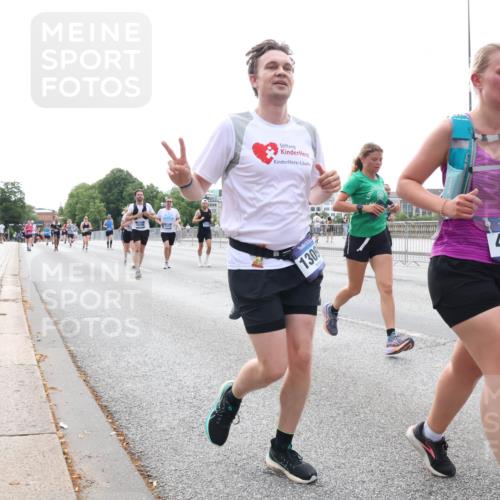 29.06.2025 - hella hamburg halbmarathon Lena Gebhardt http://msf.ph/oto/8440004 29.06.2025 10:29:15 Lombardsbrücke 101, 1309, 4982, 1230, 1518, 1557, 1661, 1869, 2688, 3179, 3311, 3717, 4161, 4349, 4362, 4373, 4834, 4982, 5167, 5249, 6285, 6345, 6725, 7169, 7449, 8048, 8812, 9714, 10198, 10322, 10641, 10808, 11249, 11792, 11803, 11989, 12086, 12099, 12404, 12442, 12958, 13090, 13382, 14205, 14644, 15143, 15452, 15453, 15952, 15955, 16659, 16662, 16673, 16676, 17496, 18298, 18299, 18414 meine-sportfotos.de