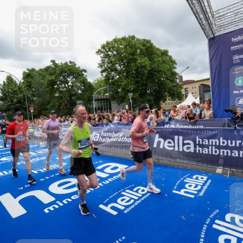 29.06.2025 - hella hamburg halbmarathon Zöllner http://msf.ph/oto/8440111 29.06.2025 10:55:52 Ziel 1179, 2612, 3256, 3668, 4772, 5021, 6569, 7221, 7976, 12858, 13474, 14365, 16401, 16434, 16786, 18125, 18867, 19047 meine-sportfotos.de