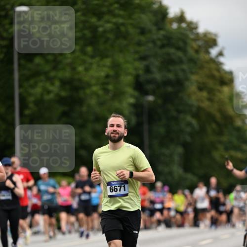 29.06.2025 - hella hamburg halbmarathon Dr. Thomas Lammeyer http://msf.ph/oto/8440237 29.06.2025 10:56:51 Kennedybrücke 1369, 1978, 2308, 2593, 3140, 3645, 3787, 4815, 5262, 6406, 6671, 6985, 7682, 7737, 8194, 8196, 8250, 8251, 8672, 9068, 9070, 9730, 10296, 10342, 10496, 10600, 10634, 10693, 10884, 11084, 11297, 11375 meine-sportfotos.de