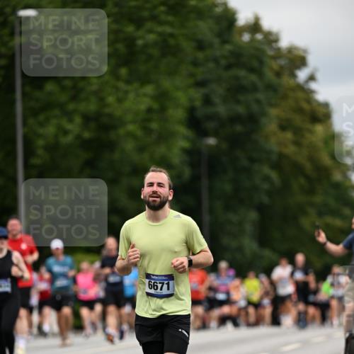 29.06.2025 - hella hamburg halbmarathon Dr. Thomas Lammeyer http://msf.ph/oto/8440242 29.06.2025 10:56:51 Kennedybrücke 1369, 1978, 2308, 2593, 3140, 3645, 3787, 4815, 5262, 6406, 6671, 6985, 7682, 7737, 8194, 8196, 8250, 8251, 8672, 9068, 9070, 9730, 10296, 10342, 10496, 10600, 10634, 10693, 10884, 11084, 11297, 11375 meine-sportfotos.de