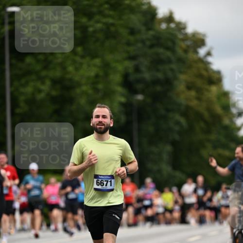 29.06.2025 - hella hamburg halbmarathon Dr. Thomas Lammeyer http://msf.ph/oto/8440251 29.06.2025 10:56:51 Kennedybrücke 1369, 1978, 2308, 2593, 3140, 3645, 3787, 4815, 5262, 6406, 6671, 6985, 7682, 7737, 8194, 8196, 8250, 8251, 8672, 9068, 9070, 9730, 10296, 10342, 10496, 10600, 10634, 10693, 10884, 11084, 11297, 11375 meine-sportfotos.de