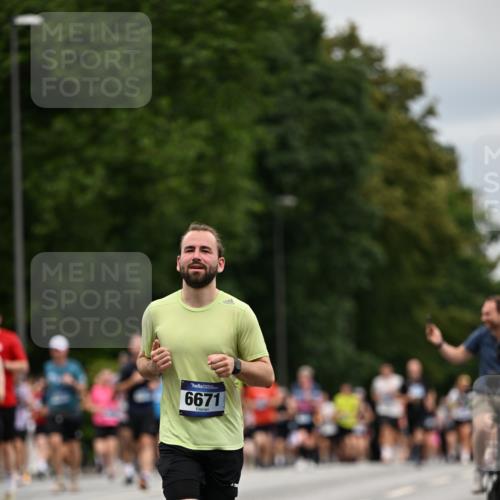 29.06.2025 - hella hamburg halbmarathon Dr. Thomas Lammeyer http://msf.ph/oto/8440256 29.06.2025 10:56:51 Kennedybrücke 1369, 1978, 2308, 2593, 3140, 3645, 3787, 4815, 5262, 6406, 6671, 6985, 7682, 7737, 8194, 8196, 8250, 8251, 8672, 9068, 9070, 9730, 10296, 10342, 10496, 10600, 10634, 10693, 10884, 11084, 11297, 11375 meine-sportfotos.de