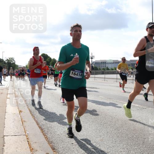 29.06.2025 - hella hamburg halbmarathon Lena Gebhardt http://msf.ph/oto/8440268 29.06.2025 09:52:50 Lombardsbrücke 9213, 4933, 16414, 18920, 467, 1012, 1070, 1139, 1163, 1169, 1176, 1220, 1391, 1415, 1512, 1613, 1782, 2048, 2189, 2213, 2233, 2590, 2788, 2970, 3021, 3098, 3109, 3124, 3304, 3852, 3907, 3917, 3928, 4080, 4277, 4497, 4565, 4691, 4915, 4933, 4981, 5007, 5011, 5476, 5477, 5682, 6152, 6550, 6712, 6716, 7005, 7067, 7093, 7147, 7191, 7325, 7432, 7451, 7599, 7843, 7865, 7961, 8145, 8467, 8852, 10741, 10796, 11495, 11679, 11779, 12046, 12772, 13403, 13614, 14257 meine-sportfotos.de