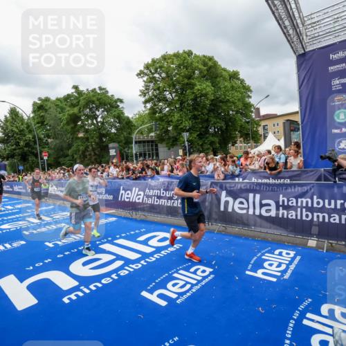 29.06.2025 - hella hamburg halbmarathon Zöllner http://msf.ph/oto/8440313 29.06.2025 10:55:56 Ziel 1179, 2612, 3256, 3668, 4772, 7147, 7976, 8968, 9246, 10084, 13474, 15884, 16401, 16434, 16786, 18125, 18867, 19047 meine-sportfotos.de