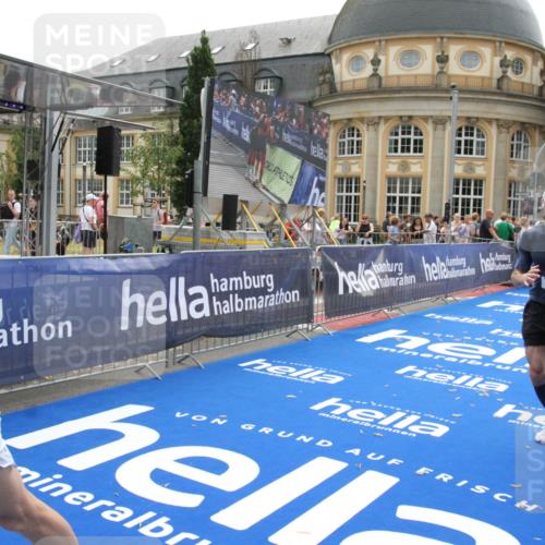 29.06.2025 - hella hamburg halbmarathon Michael Strokosch http://msf.ph/oto/8440317 29.06.2025 10:23:59 Ziel 7963, 11194, 12360, 13440 meine-sportfotos.de