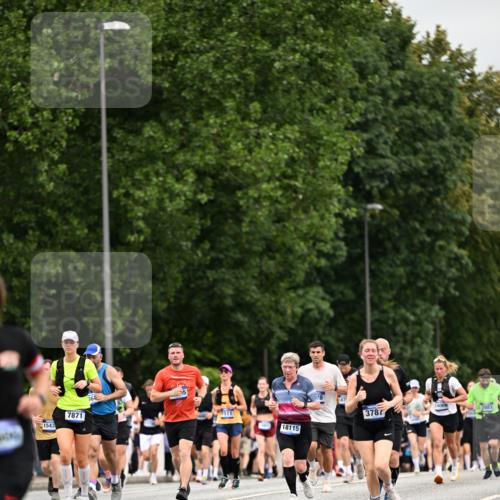 29.06.2025 - hella hamburg halbmarathon Dr. Thomas Lammeyer http://msf.ph/oto/8440322 29.06.2025 10:57:00 Kennedybrücke 1369, 2308, 2593, 2988, 3227, 3645, 3787, 5262, 6135, 6604, 6671, 7511, 7682, 7735, 7737, 7871, 8250, 8251, 9340, 10600, 10634, 10693, 10884, 11297 meine-sportfotos.de