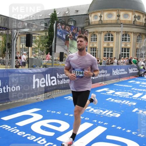 29.06.2025 - hella hamburg halbmarathon Michael Strokosch http://msf.ph/oto/8440396 29.06.2025 10:24:02 Ziel 11194, 13440, 14753 meine-sportfotos.de