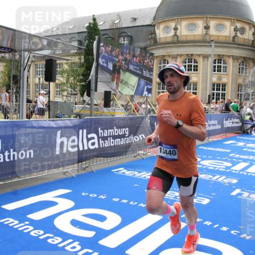 29.06.2025 - hella hamburg halbmarathon Michael Strokosch http://msf.ph/oto/8440482 29.06.2025 10:24:03 Ziel 11194, 13440, 14753 meine-sportfotos.de