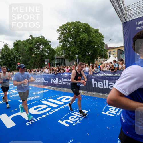 29.06.2025 - hella hamburg halbmarathon Zöllner http://msf.ph/oto/8440504 29.06.2025 10:55:58 Ziel 1179, 2612, 3256, 3668, 4772, 7147, 7976, 8968, 9246, 10084, 14867, 15184, 15868, 15884, 18867 meine-sportfotos.de