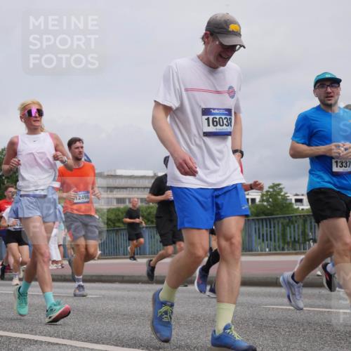 29.06.2025 - hella hamburg halbmarathon Luisa Fischer http://msf.ph/oto/8440562 29.06.2025 10:21:14 Kennedybrücke 717, 43, 12498, 16038, 13370, 8248, 1067, 1268, 1298, 1477, 1982, 2087, 2305, 3482, 4194, 4738, 5290, 6332, 7160, 7649, 7882, 7883, 8248, 9539, 9586, 9717, 9734, 9834, 10332, 10831 meine-sportfotos.de