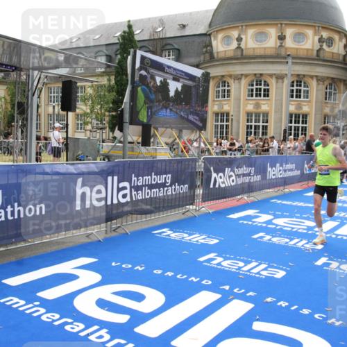29.06.2025 - hella hamburg halbmarathon Michael Strokosch http://msf.ph/oto/8440578 29.06.2025 10:24:06 Ziel 10234, 14753 meine-sportfotos.de