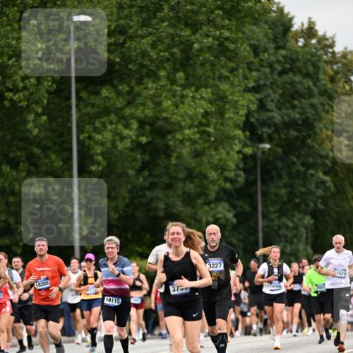 29.06.2025 - hella hamburg halbmarathon Dr. Thomas Lammeyer http://msf.ph/oto/8440611 29.06.2025 10:57:03 Kennedybrücke 1369, 2308, 2420, 2593, 2983, 2988, 3227, 3645, 3787, 5262, 6135, 6604, 6671, 7511, 7682, 7735, 7871, 8250, 8251, 9340, 10600, 10634, 10693, 10884, 11297 meine-sportfotos.de