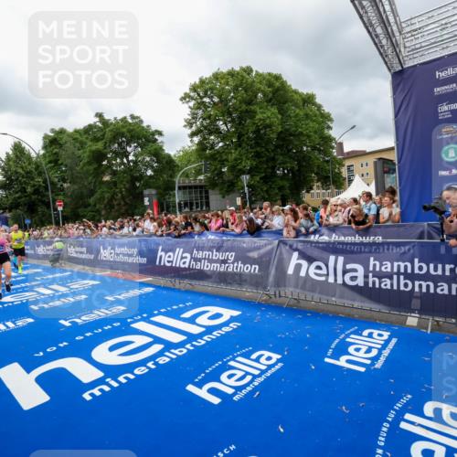 29.06.2025 - hella hamburg halbmarathon Zöllner http://msf.ph/oto/8440642 29.06.2025 10:56:01 Ziel 3042, 4772, 7147, 8968, 9246, 10084, 14867, 15184, 15868, 15884, 16176 meine-sportfotos.de
