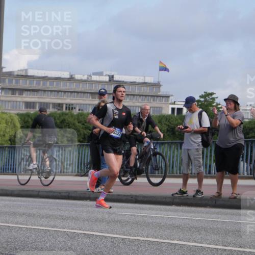 29.06.2025 - hella hamburg halbmarathon Luisa Fischer http://msf.ph/oto/8440664 29.06.2025 09:38:24 Kennedybrücke 9227 meine-sportfotos.de