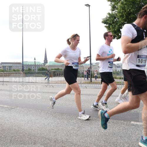29.06.2025 - hella hamburg halbmarathon Lena Gebhardt http://msf.ph/oto/8440722 29.06.2025 10:29:19 Lombardsbrücke 12958, 437, 1019, 1063, 1230, 1661, 1869, 2688, 3179, 3311, 3524, 3717, 4161, 4349, 4362, 4373, 4982, 5167, 6285, 6345, 6725, 7169, 7449, 7517, 7832, 8048, 8812, 9714, 10198, 10322, 10641, 10808, 10996, 11249, 11792, 11803, 11989, 12086, 12099, 12404, 12442, 12958, 13090, 13382, 14205, 14644, 15143, 15452, 15453, 15952, 15955, 16306, 16659, 16662, 16673, 16676, 17496, 17945, 18298, 18299, 18414 meine-sportfotos.de