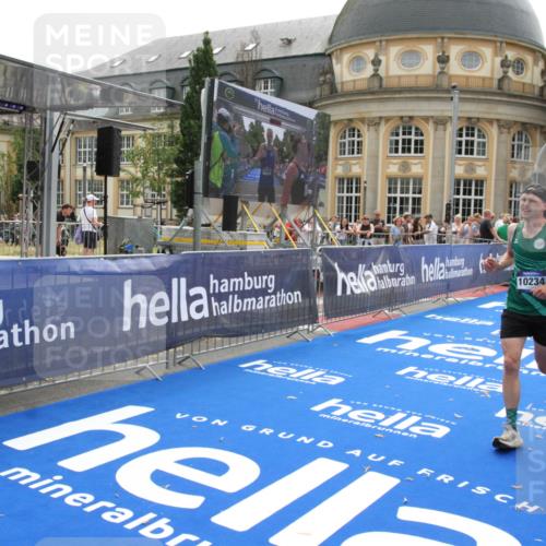 29.06.2025 - hella hamburg halbmarathon Michael Strokosch http://msf.ph/oto/8440736 29.06.2025 10:24:11 Ziel 7331, 9269, 10234, 17614, 18569, 19041 meine-sportfotos.de