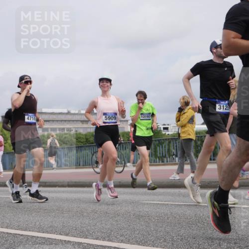 29.06.2025 - hella hamburg halbmarathon Luisa Fischer http://msf.ph/oto/8440783 29.06.2025 10:21:31 Kennedybrücke 3341, 4710, 5909, 13193, 5, 3125, 1065, 1820, 2634, 2821, 3125, 5909, 7413, 8341, 9222, 10659 meine-sportfotos.de