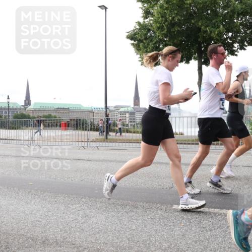 29.06.2025 - hella hamburg halbmarathon Lena Gebhardt http://msf.ph/oto/8440785 29.06.2025 10:29:20 Lombardsbrücke 1063, 1230, 1661, 1869, 2688, 3179, 3311, 3524, 3717, 4161, 4349, 4362, 4373, 4982, 6285, 6345, 6725, 7169, 7449, 7517, 7832, 8048, 8812, 9714, 10198, 10322, 10641, 10808, 10996, 11249, 11792, 11803, 11989, 12086, 12099, 12404, 12442, 12958, 13090, 13382, 14205, 14644, 15143, 15452, 15453, 15952, 15955, 16306, 16659, 16662, 16673, 16676, 17496, 17945, 18298, 18299, 18414 meine-sportfotos.de