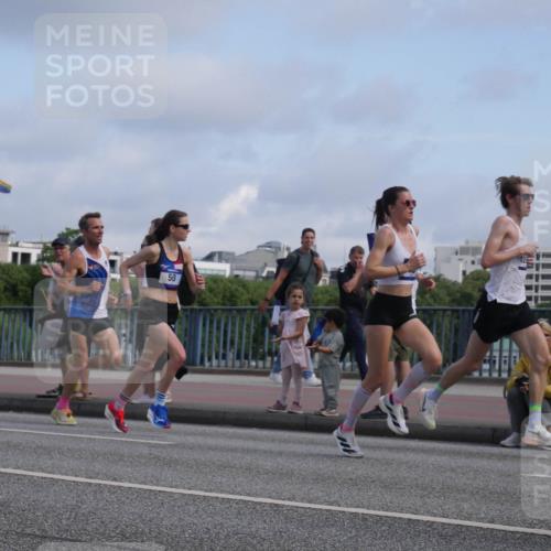 29.06.2025 - hella hamburg halbmarathon Luisa Fischer http://msf.ph/oto/8440804 29.06.2025 09:39:42 Kennedybrücke 50, 3944, 45, 50, 3944 meine-sportfotos.de