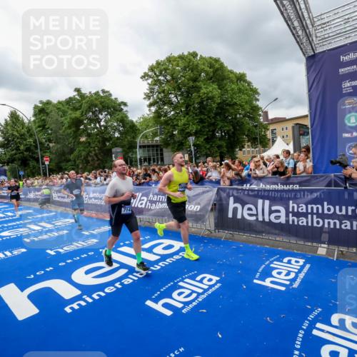 29.06.2025 - hella hamburg halbmarathon Zöllner http://msf.ph/oto/8440817 29.06.2025 10:56:03 Ziel 1180, 3042, 3058, 7147, 8968, 9246, 10084, 14867, 15184, 15868, 15884, 16176, 18212 meine-sportfotos.de
