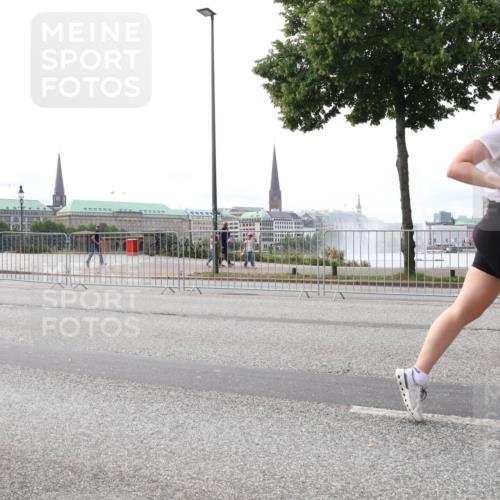 29.06.2025 - hella hamburg halbmarathon Lena Gebhardt http://msf.ph/oto/8440818 29.06.2025 10:29:20 Lombardsbrücke 1063, 1230, 1661, 1869, 2688, 3179, 3311, 3524, 3717, 4161, 4349, 4362, 4373, 4982, 6285, 6345, 6725, 7169, 7449, 7517, 7832, 8048, 8812, 9714, 10198, 10322, 10641, 10808, 10996, 11249, 11792, 11803, 11989, 12086, 12099, 12404, 12442, 12958, 13090, 13382, 14205, 14644, 15143, 15452, 15453, 15952, 15955, 16306, 16659, 16662, 16673, 16676, 17496, 17945, 18298, 18299, 18414 meine-sportfotos.de
