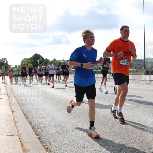 29.06.2025 - hella hamburg halbmarathon Lena Gebhardt http://msf.ph/oto/8440840 29.06.2025 09:52:54 Lombardsbrücke 15334, 4933, 1012, 1070, 1163, 1169, 1176, 1220, 1391, 1415, 1512, 1613, 1735, 1782, 2048, 2189, 2213, 2233, 2590, 2788, 2970, 3021, 3098, 3109, 3124, 3304, 3907, 3917, 3928, 4080, 4277, 4497, 4691, 4933, 4981, 4997, 5007, 5011, 5132, 5476, 5477, 5682, 6081, 6152, 6550, 6712, 6716, 7005, 7067, 7093, 7147, 7191, 7325, 7432, 7451, 7599, 7843, 7865, 7961, 8145, 8467, 8664, 8852, 10796, 11779, 12046, 13403, 13614, 14257 meine-sportfotos.de