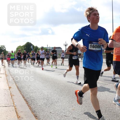 29.06.2025 - hella hamburg halbmarathon Lena Gebhardt http://msf.ph/oto/8440897 29.06.2025 09:52:54 Lombardsbrücke 15133, 16000, 56, 4933, 1012, 1070, 1163, 1169, 1176, 1220, 1391, 1415, 1512, 1613, 1735, 1782, 2048, 2189, 2213, 2233, 2590, 2788, 2970, 3021, 3098, 3109, 3124, 3304, 3907, 3917, 3928, 4080, 4277, 4497, 4691, 4933, 4981, 4997, 5007, 5011, 5132, 5476, 5477, 5682, 6081, 6152, 6550, 6712, 6716, 7005, 7067, 7093, 7147, 7191, 7325, 7432, 7451, 7599, 7843, 7865, 7961, 8145, 8467, 8664, 8852, 10796, 11779, 12046, 13403, 13614, 14257 meine-sportfotos.de