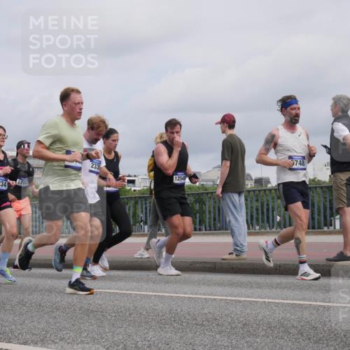 29.06.2025 - hella hamburg halbmarathon Luisa Fischer http://msf.ph/oto/8440901 29.06.2025 10:21:41 Kennedybrücke 4123, 705, 1234, 17021, 233, 12548, 748, 1234, 2335, 2821, 3202, 4123, 4383, 5611, 5733, 7121, 7445, 8067, 8665, 9222, 9276, 9505, 10467, 10502, 10856 meine-sportfotos.de
