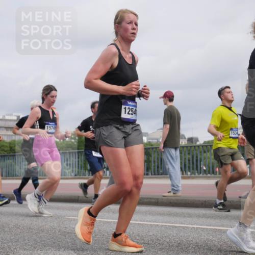 29.06.2025 - hella hamburg halbmarathon Luisa Fischer http://msf.ph/oto/8440934 29.06.2025 10:21:44 Kennedybrücke 438, 15749, 1254, 1534, 18807, 1234, 1521, 2335, 3202, 4123, 4383, 5264, 5266, 5611, 5733, 6413, 7121, 7445, 8067, 8665, 9276, 9505, 10467, 10502, 10856 meine-sportfotos.de